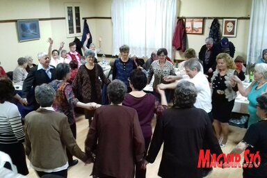 Zenés mulatsággal ünnepelik meg évek óta a pacséri nyugdíjasok a nők napját, így legutóbb is kiváló hangulat kerekedett a székházban (Kazinczy Paszterkó Diana felvétele)