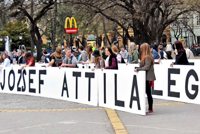 A diákok Szabadka központjában emlékeztek meg a magyar költészet napjáról