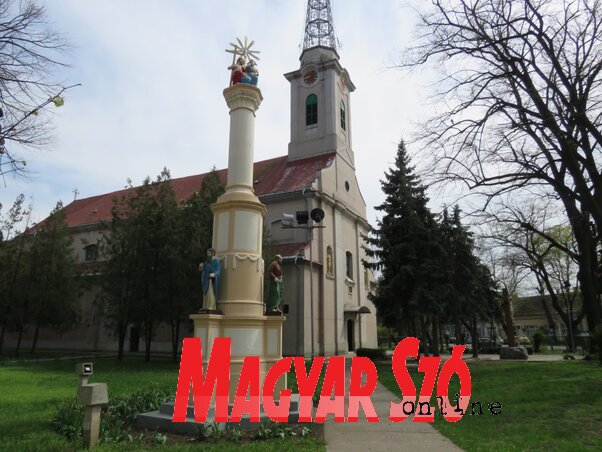 A Szentháromság-szobor a templomkertben (Fotó: Csincsik Zsolt) A Szentháromság-szobor a templomkertben (Fotó: Csincsik Zsolt)