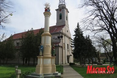 A Szentháromság-szobor a templomkertben (Fotó: Csincsik Zsolt)