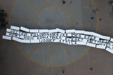 Így festett a légi felvételen a József Attila-idézet