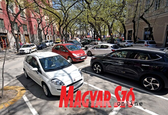 A városházánál a szigeten ritkán akad szabad parkoló  (Fotó: Gergely Árpád)