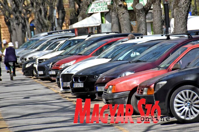 A Sugárúton ingyenes a parkolás (Fotó: Gergely Árpád)