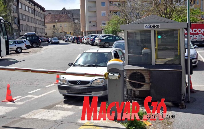 A Szabadegyetem mögötti parkolónál még az idén elektronikus fizetőkaput szerelnek fel  (Fotó: Gergely Árpád)