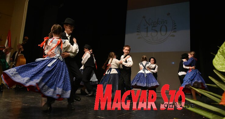 Fiatal néptáncosok fellépései is tarkították a Népkör jubileumi színházi rendezvényét (Fotó: Ótos András)