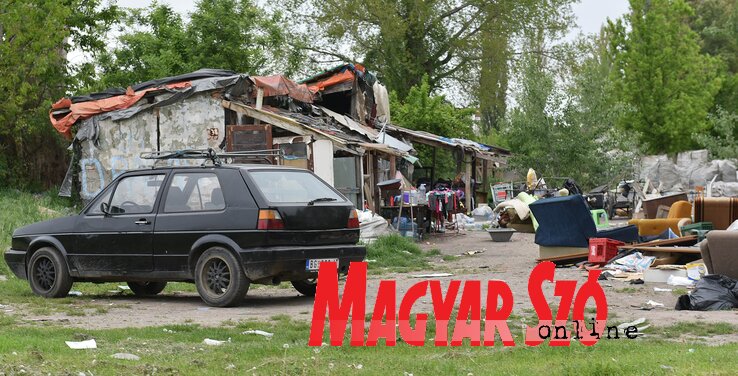Az újvidékiek összefogásának köszönhetően a roma Đurkić család új otthonra talált. Đurkićékat tavaly áprilisban költöztették ki a városi buszok limáni végállomásához és a folyamőrség gépparkjának közelében lévő, kartonlapokból összetákolt házféleségből. 1