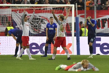 Ezek tényleg Red Bullt ittak: Takumi Minamino és Fredrik Gulbrandsen ünnepli a Salzburg hihetetlen továbbjutását (Fotó: Beta/AP)