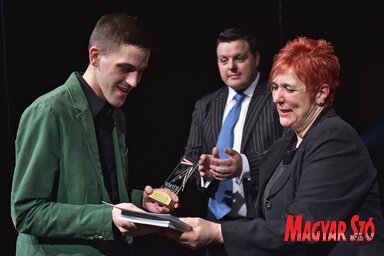 A VMÚE fennállásának tizenötödik évfordulója alkalmából megszervezett rendezvényen Zentán, az Év Pályakezdő Újságírója díjat Rizsányi Attila, az Újvidéki Rádió munkatársa vehette át, Fotó: Gergely József