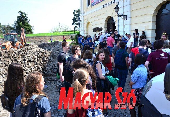 A kirándulás résztvevői a péterváradi várat és alagútrendszert is megtekintették (Dávid Csilla felvétele) A kirándulás résztvevői a péterváradi várat és alagútrendszert is megtekintették (Dávid Csilla felvétele)