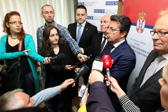 Andrea Orizio, az EBESZ szerbiai küldöttségvezetője nyilatkozik a sajtónak. Mögötte (részben takarásban) Hajnal Jenő MNT-elnök és Branko Ružić közigazgatási és helyi önkormányzati miniszter (Fotó: Beta)