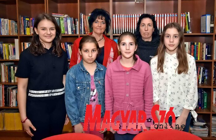 Berényi Eszter és Kőműves Larisza a hajdújárási diákokkal (Fotó: Gergely Árpád)