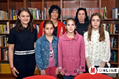 Berényi Eszter és Kőműves Larisza a hajdújárási diákokkal (Fotó: Gergely Árpád)