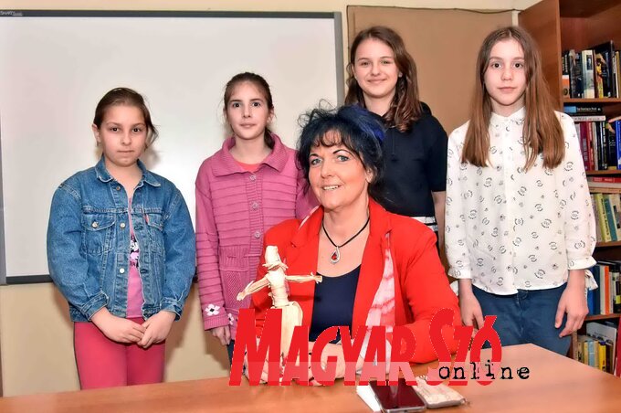 Berényi Eszter a hajdújárási diákokkal és az általuk készített játékfigurával (Fotó: Gergely Árpád)