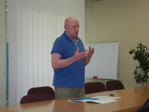 Dani Dániel Pál előadás közben