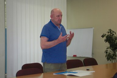 Dani Dániel Pál előadás közben