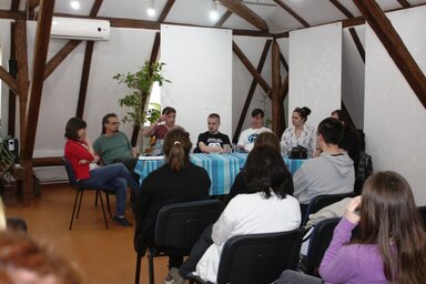 Az Irodalmi Karaván előadói és a közönség egy része