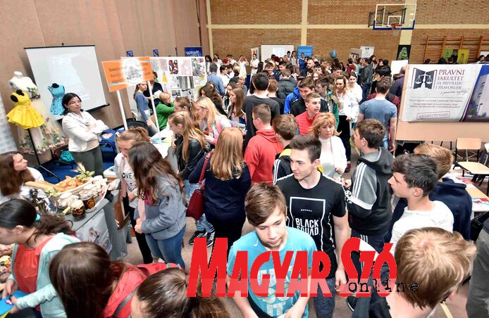 Megtelt az iskola tornaterme jövendőbeli középiskolásokkal (Fotó: Gergely Árpád)