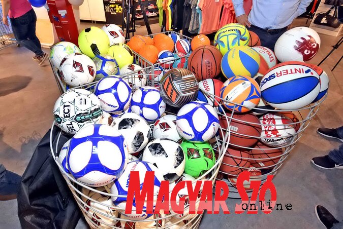 Az Intersport széles választékban árusít labdákat (Fotó: Gergely Árpád)
