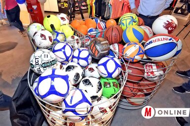 Az Intersport széles választékban árusít labdákat (Fotó: Gergely Árpád)