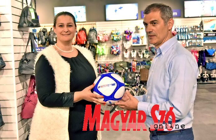 Nataša Aleksić átveszi a labdát Branko Mirkovićtól (Fotó: Gergely Árpád)