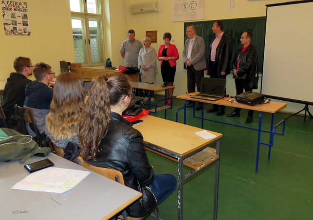 A Nagybecskereki Gimnázium laptoppal, projektorral és vetítővászonnal gyarapodott