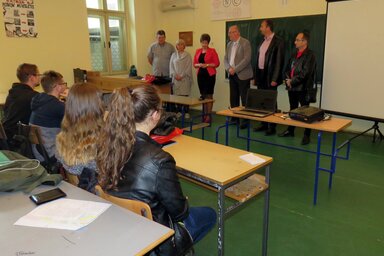 A Nagybecskereki Gimnázium laptoppal, projektorral és vetítővászonnal gyarapodott