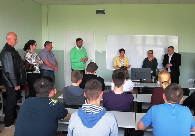 Multimédiás eszközöket tartalmazó ajándékcsomag a topolyai középfokú oktatási intézménynek