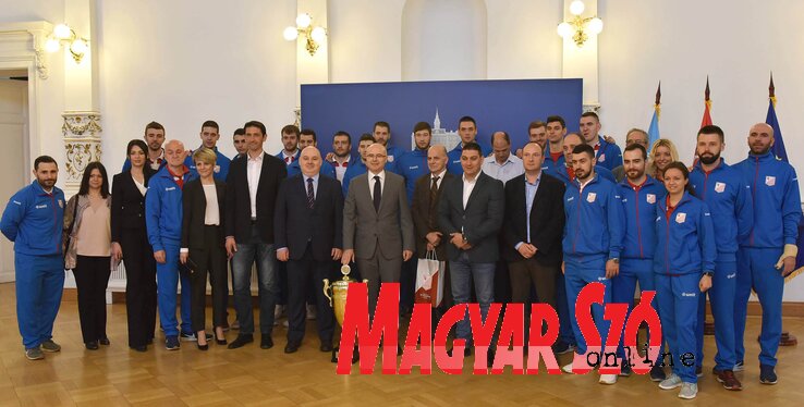 Miloš Vučević polgármester (középen) fogadta a Vojvodina csapatát (Ótos András felvétele)