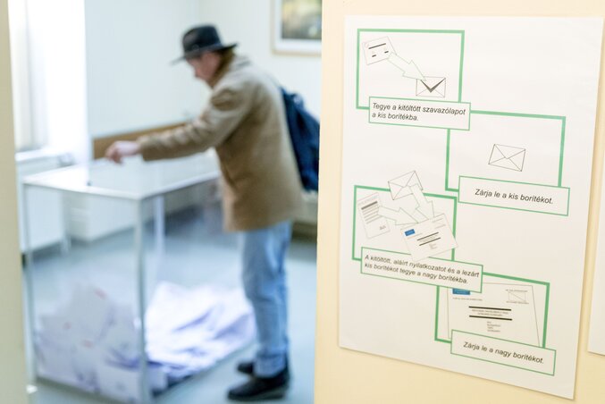Levélszavazat leadása a csíkszeredai főkonzulátuson (Fotó: MTI)