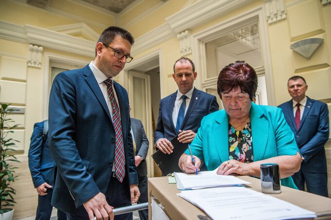 Leadták a Minority SafePack Magyarországon összegyűjtött aláírásait a Nemzeti Választási Irodában (MTI Fotó: Balogh Zoltán)