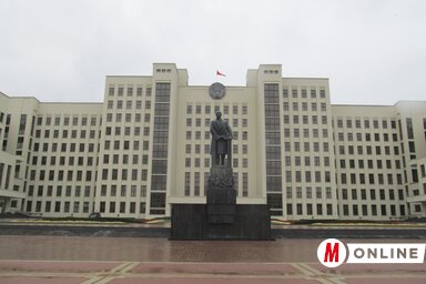 Fehéroroszország parlamentje – Lenin mögött