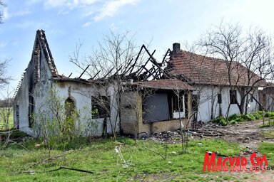 A leégett nagyobbik épület a beesett tetőszerkezettel (Gergely Árpád felvétele)