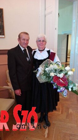 A Makkai Sándor-díj átvétele után, férjével Imrével A Makkai Sándor-díj átvétele után, férjével Imrével
