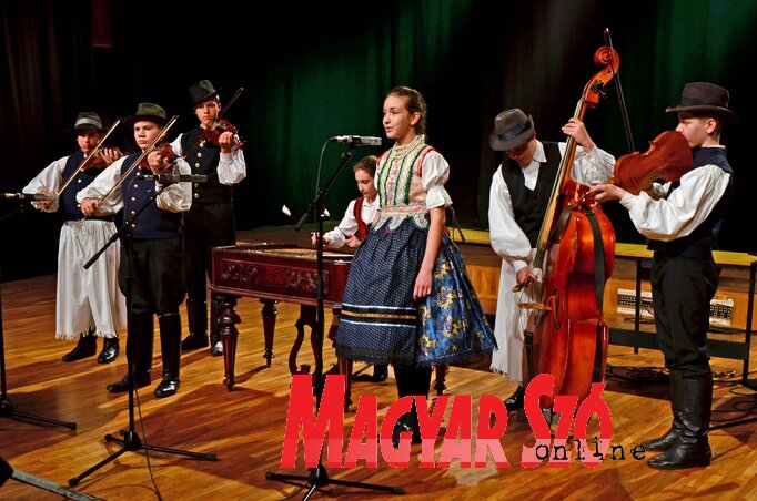 Az óbecsei Petőfi Sándor Magyar Kultúrkör vonós bandája ( Dávid Csilla felvétele)