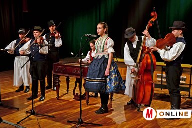 Az óbecsei Petőfi Sándor Magyar Kultúrkör vonós bandája ( Dávid Csilla felvétele)