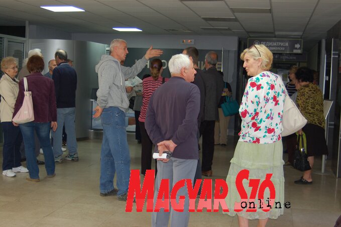 Már nyolc órától érkeztek a páciensek a limáni egészségházba (Bozsoki Valéria felvétele)
