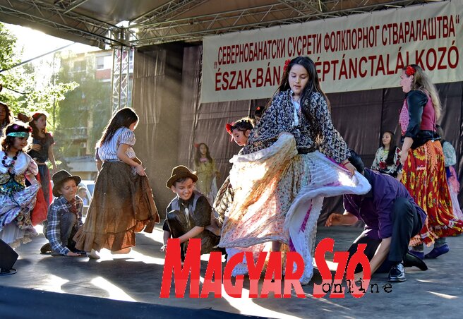 A roma táncosok nagy port kavartak (Gergely József felvétele)