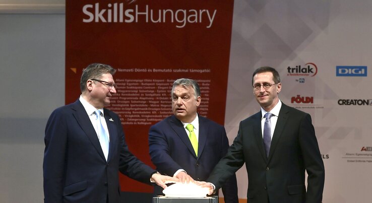 Orbán Viktor miniszterelnök, Varga Mihály, nemzetgazdasági miniszter és Parragh László, a Magyar Kereskedelmi és Iparkamara (MKIK) elnöke a XI. Szakma Sztár Fesztivál megnyitóján (MTI Fotó: Szigetváry Zsolt) Orbán Viktor miniszterelnök, Varga Mihály, nemzetgazdasági miniszter és Parragh László, a Magyar Kereskedelmi és Iparkamara (MKIK) elnöke a XI. Szakma Sztár Fesztivál megnyitóján (MTI Fotó: Szigetváry Zsolt)