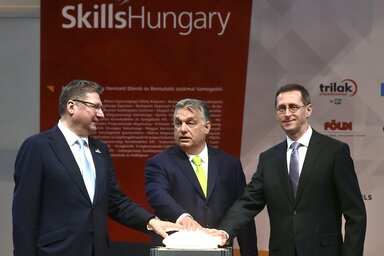 Orbán Viktor miniszterelnök, Varga Mihály, nemzetgazdasági miniszter és Parragh László, a Magyar Kereskedelmi és Iparkamara (MKIK) elnöke a XI. Szakma Sztár Fesztivál megnyitóján (MTI Fotó: Szigetváry Zsolt)