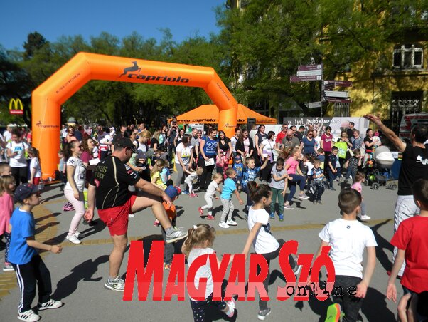 Mindenki bemelegít (Fotó: Benedek Miklós)