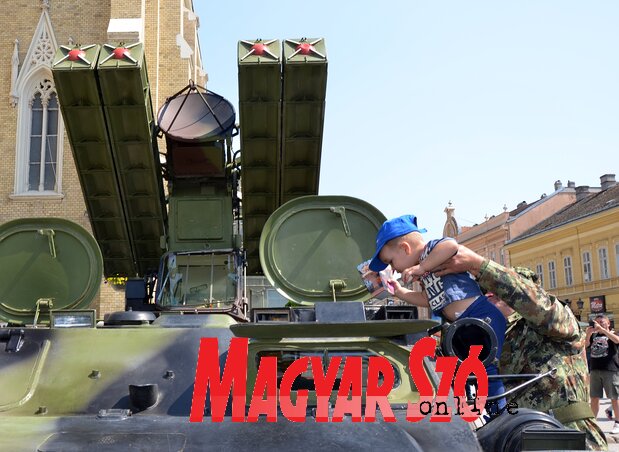 Újvidék belvárosában aprja-nagyja kipróbálhatta, mennyire kényelmetlen az M-84-es harckocsi vagy a 2K12- és a hasonló rakétakilövő rendszerek vezetőfülkéje (Dávid Csilla felvétele)