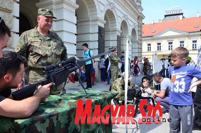 A haditechnikai eszközök közül talán a mesterlövészek felszerelése keltette fel leginkább az érdeklődést. A felvételen: M-93, Fekete nyíl, a kragujeváci fegyvergyárban készül a szovjet DShK mintájára, 12.7x108 tölténnyel működik. 2 kilométerről is leterít bárkit. A háttérben: 30 mm-es, automata gránátvető, ugyancsak hazai termék (Dávid Csilla felvétele)