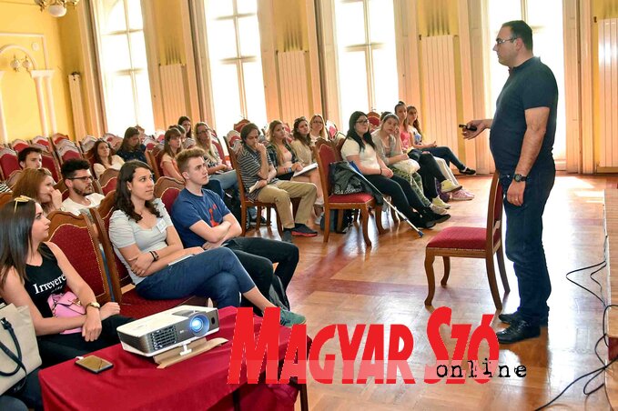 Ritz Gábor előadást tart a tanítóképző hallgatóinak (Fotó: Gergely Árpád)