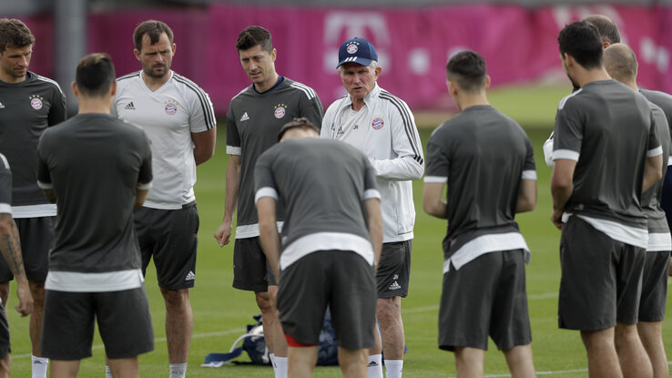 A Bayern játékosai Jupp Heynckes mester intelmeit hallgatják (Fotó: Beta/AP)