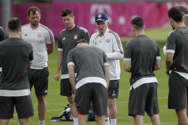 A Bayern játékosai Jupp Heynckes mester intelmeit hallgatják (Fotó: Beta/AP)