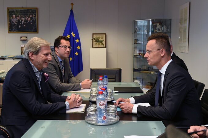 Johannes Hahn uniós bővítési biztos és Szijjártó Péter magyar külgazdasági és külügyminiszter tárgyal Brüsszelben (MTI Fotó: Kkm)