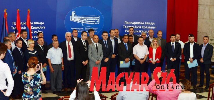 A 28 vajdasági önkormányzat képviselői a tartományi illetékesekkel (Fotó: Dávid Csilla)