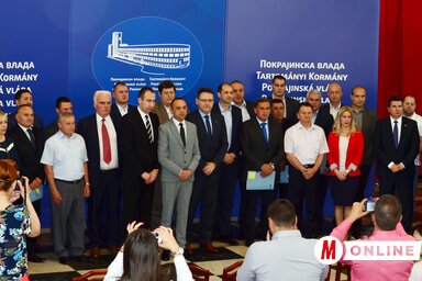 A 28 vajdasági önkormányzat képviselői a tartományi illetékesekkel (Fotó: Dávid Csilla)