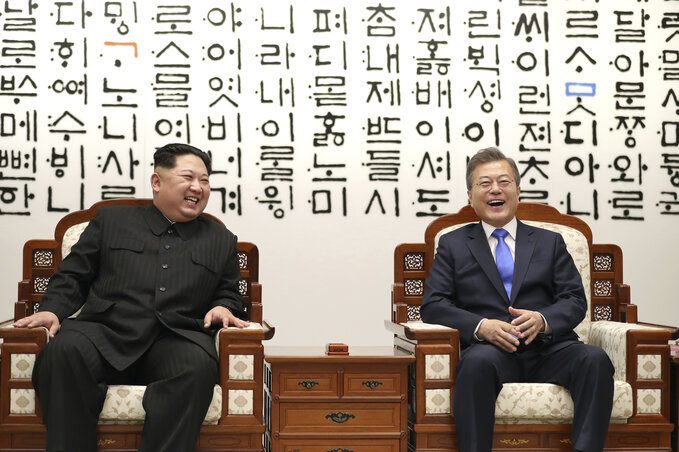 Kim Dzsong Un észak-koreai vezető és Mun Dzse In dél-koreai elnök (Fotó: Beta/AP)