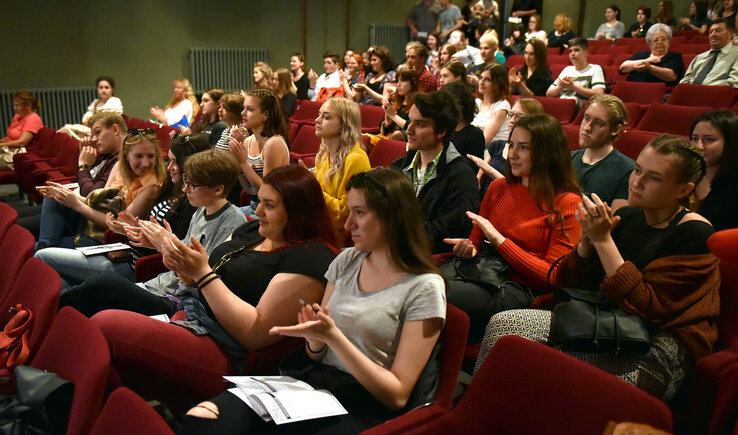 Tegnap több mint harminc előadó várt arra, hogy színpadra léphessen